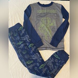 🟢2/$15 Cuddl Dud’s Space Snug Fit Pajamas, size 8.